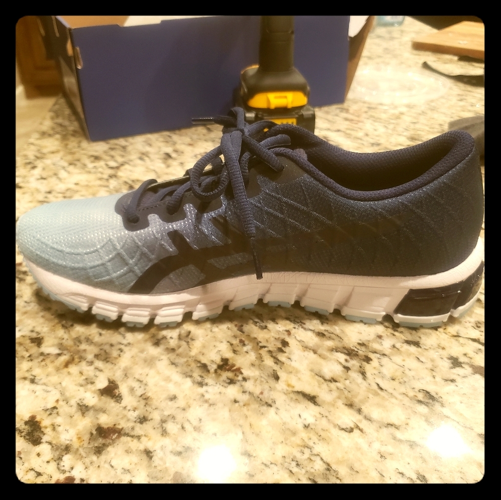BRAND NEW  ASICS GEL-QUANTUM 180